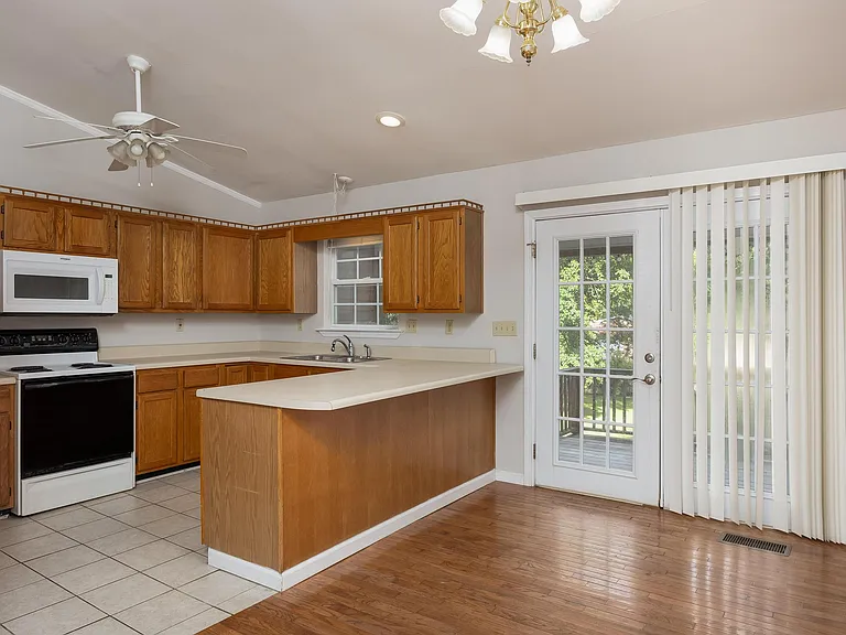 4092 University Dr — Photo 9