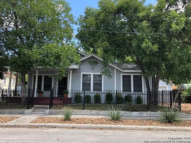 802 Indianola St
