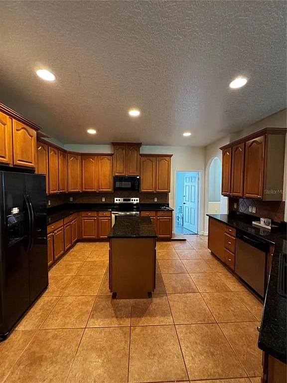 4 bed, 4.0 bath, 3861 sqft, $3,250 — Photo 2