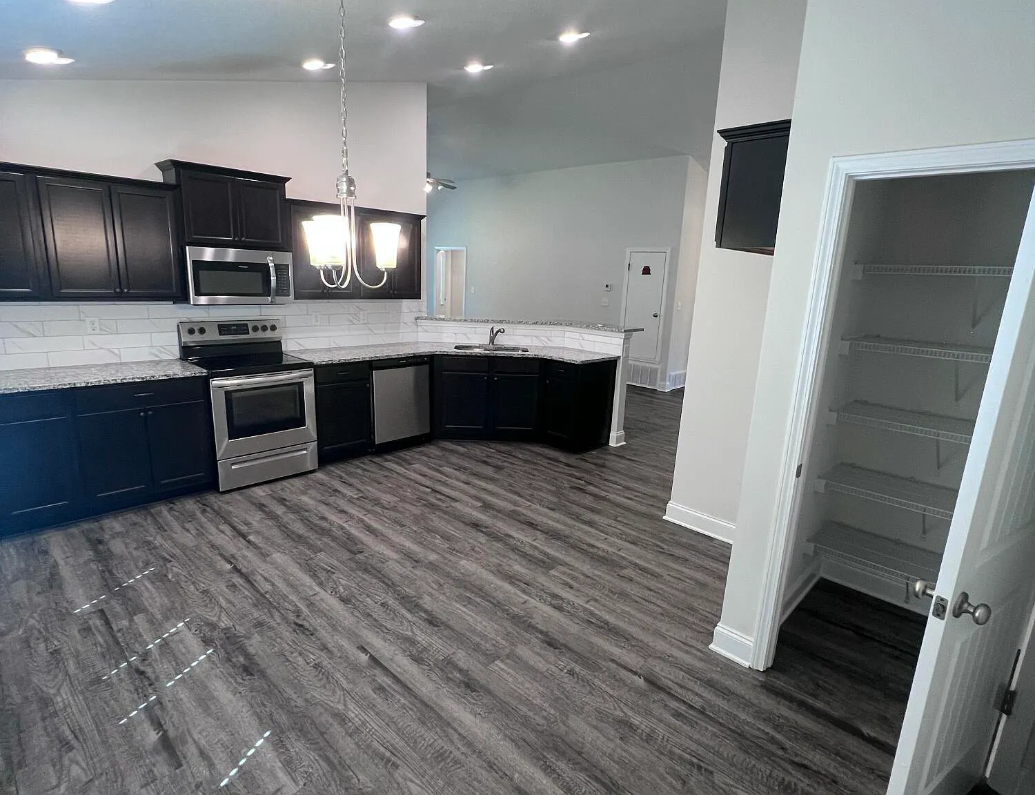 4 bed, 2.0 bath, 2218 sqft, $2,400 — Photo 2