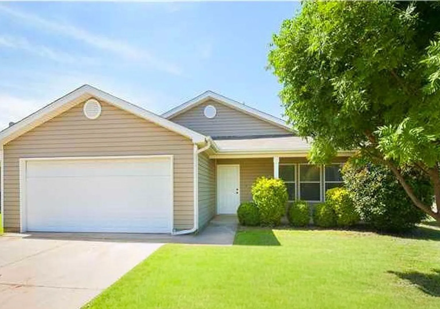 Clean, Cute, Cozy Home in Concorde Addition! — Photo 1
