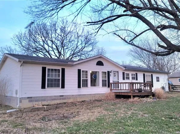 322 Pine St, Mound City, KS 66056