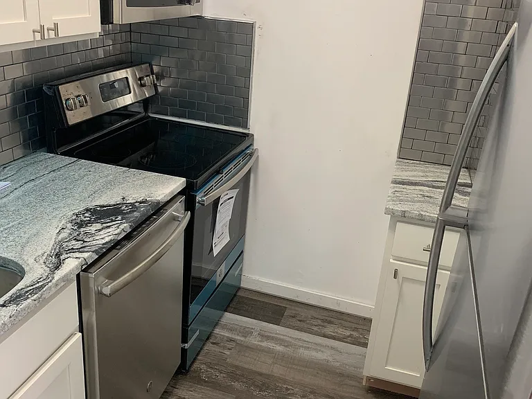 838 Oak St — Photo 3