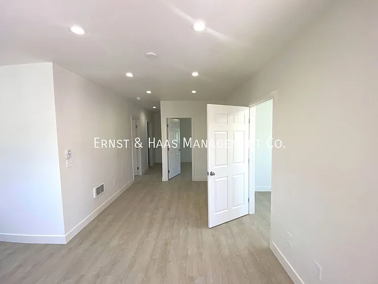 1145 1/2 Freeman Ave — Photo 6