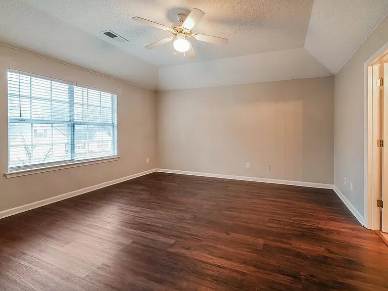 409 Robin Hill Ln — Photo 10