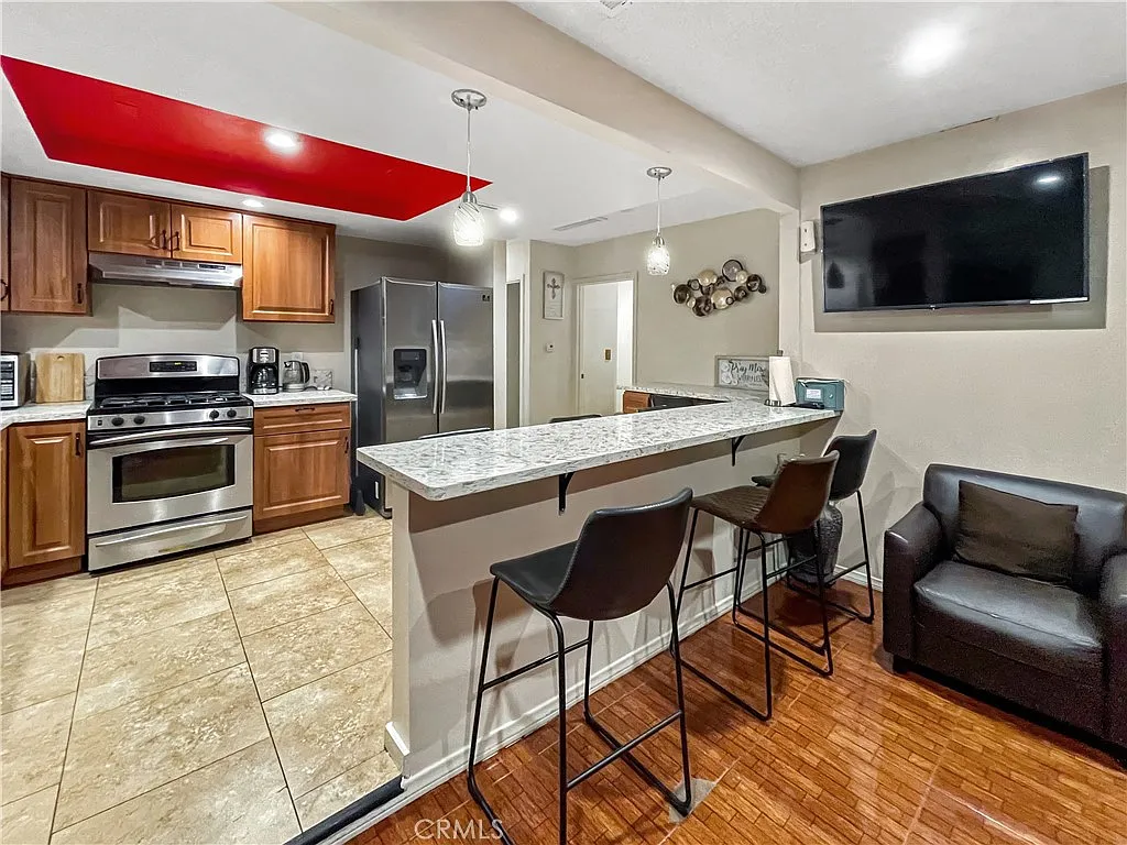 3 bed, 1100 sqft, $3,500 — Photo 3