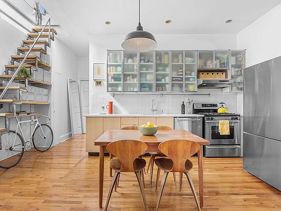 2nd image of 425 Lincoln Pl APT 3R