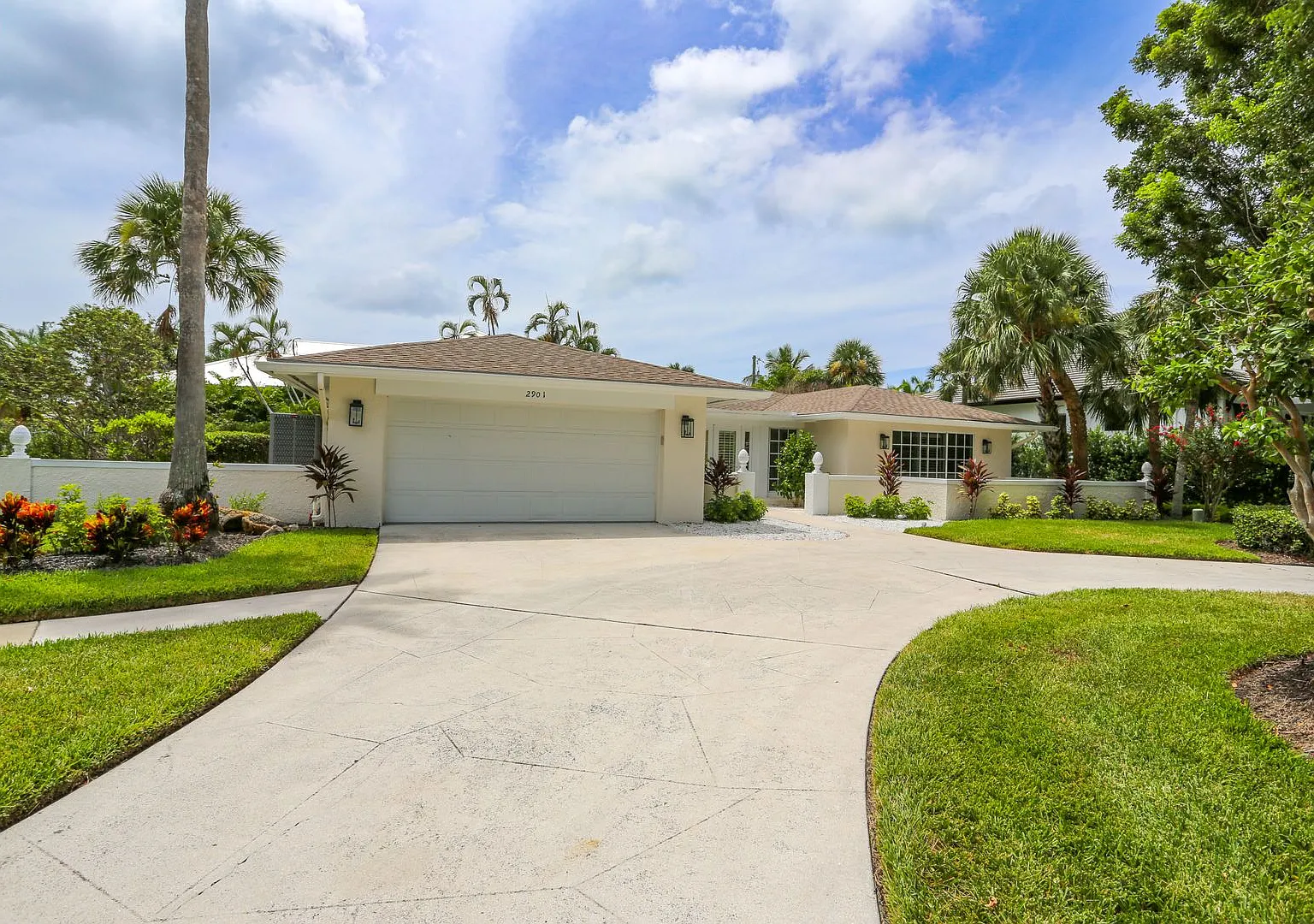 ** Luxury Park Shore Stunning Fully Remodeled Modern Unfurnished 3/2 Private Large Patio Home Wit... — Photo 1