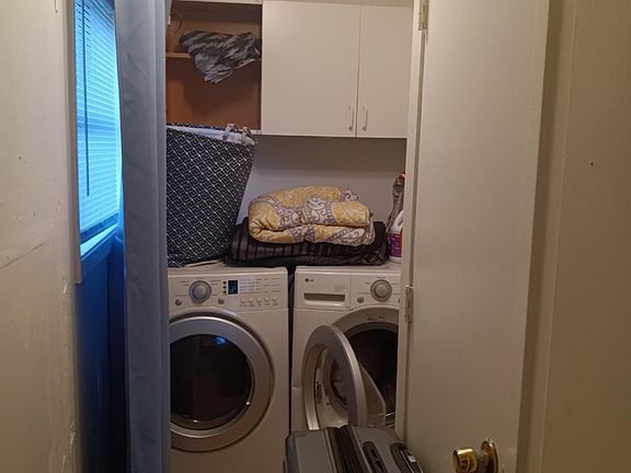 3rd image of 908 Moore Dr
