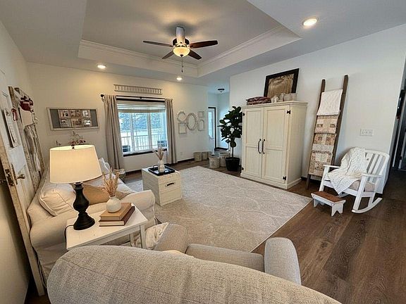 5th image of 801 Golden Way NW