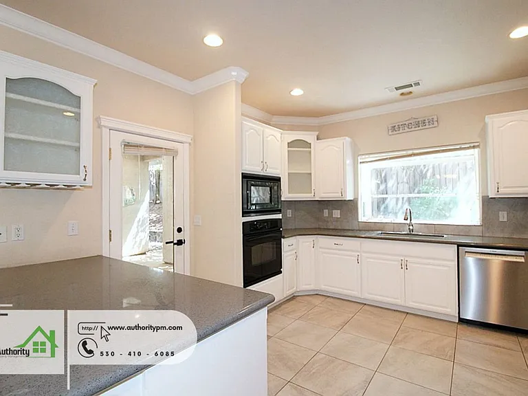 2279 Wicklow St — Photo 9
