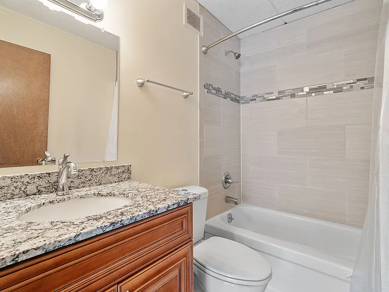 River Bluff Apartments — Photo 22