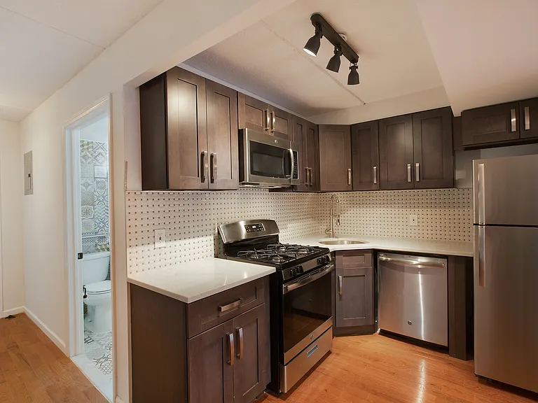 961 Madison St #1F — Photo 6