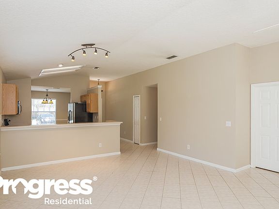 2nd image of 237 Hawthorn Hedge Ln