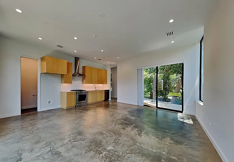 906 Blackland Ct — Photo 2