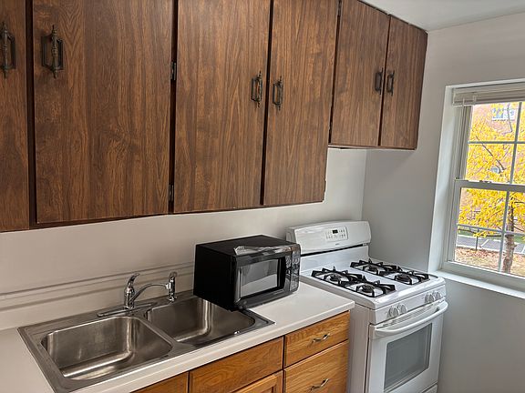 5th image of 834 S Greenbrier St APT 2