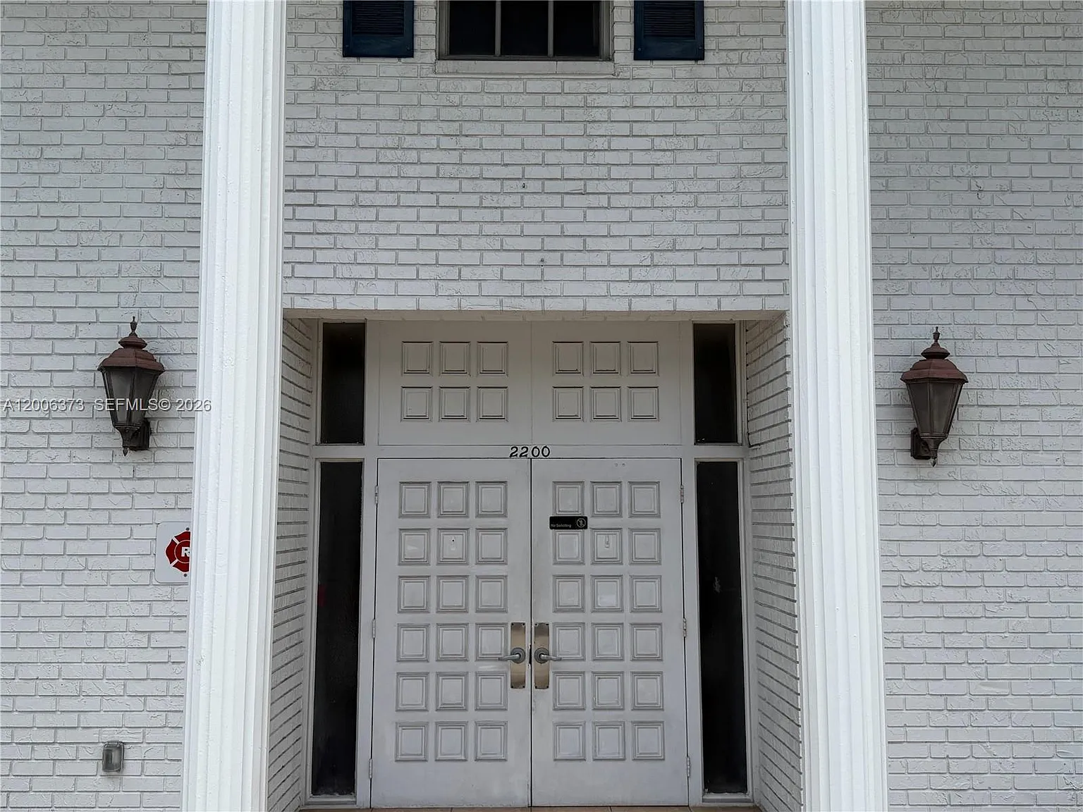 Imperial Point Colonnades — Photo 1