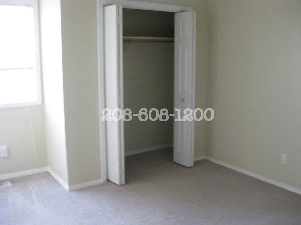 3 bed, 1302 sqft, $2,195 — Photo 2