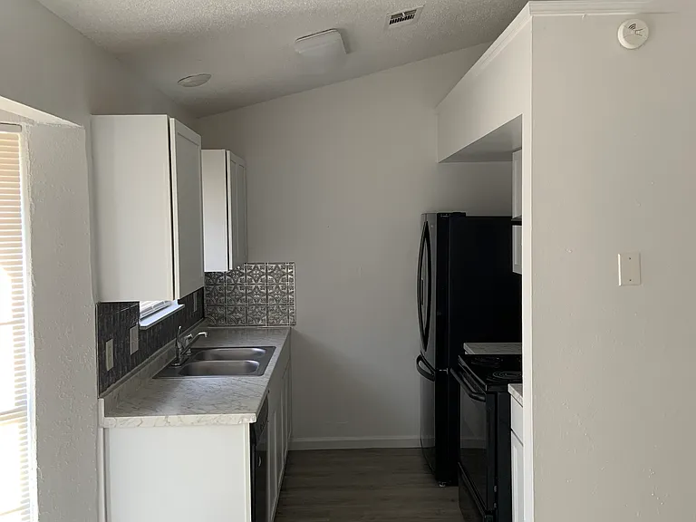 2410 Grasslands Dr — Photo 11