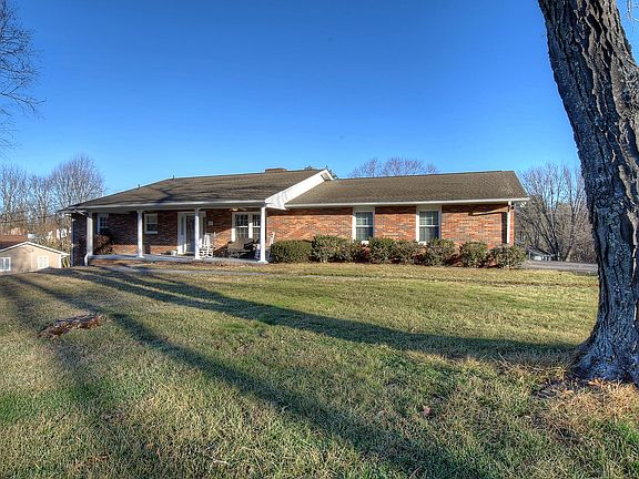 3rd image of 7 S Hills Cir
