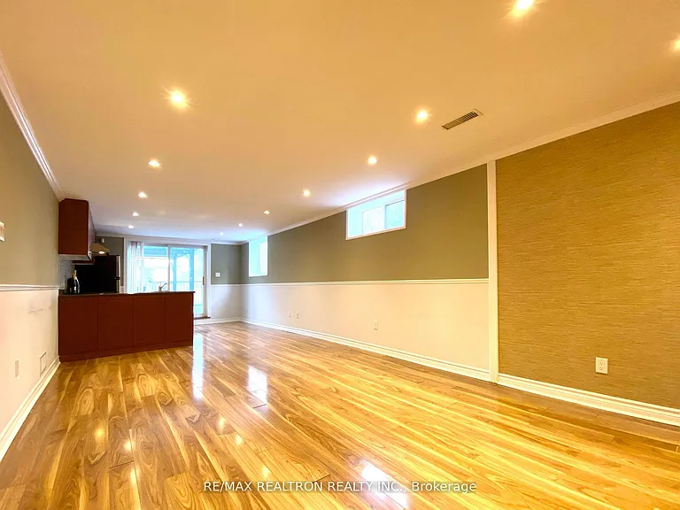 76 Clansman Blvd #LOWER — Photo 8