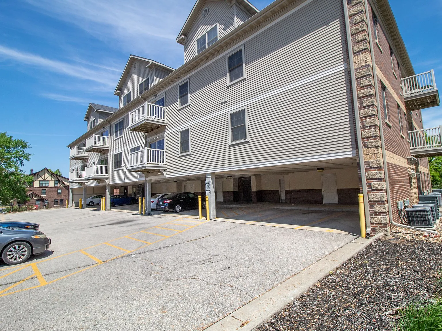 121 Beach Avenue — Photo 2