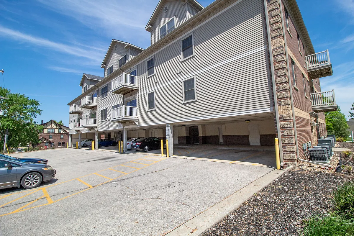 Building Photo - 121 Beach Avenue