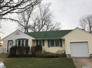 14 Ferndale Dr, Hicksville, NY 11801