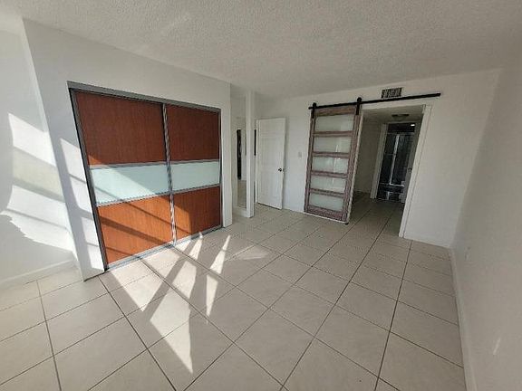 3rd image of 18032 Biscayne Blvd #301