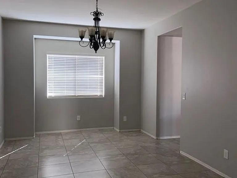 2630 E Gillcrest Rd — Photo 6