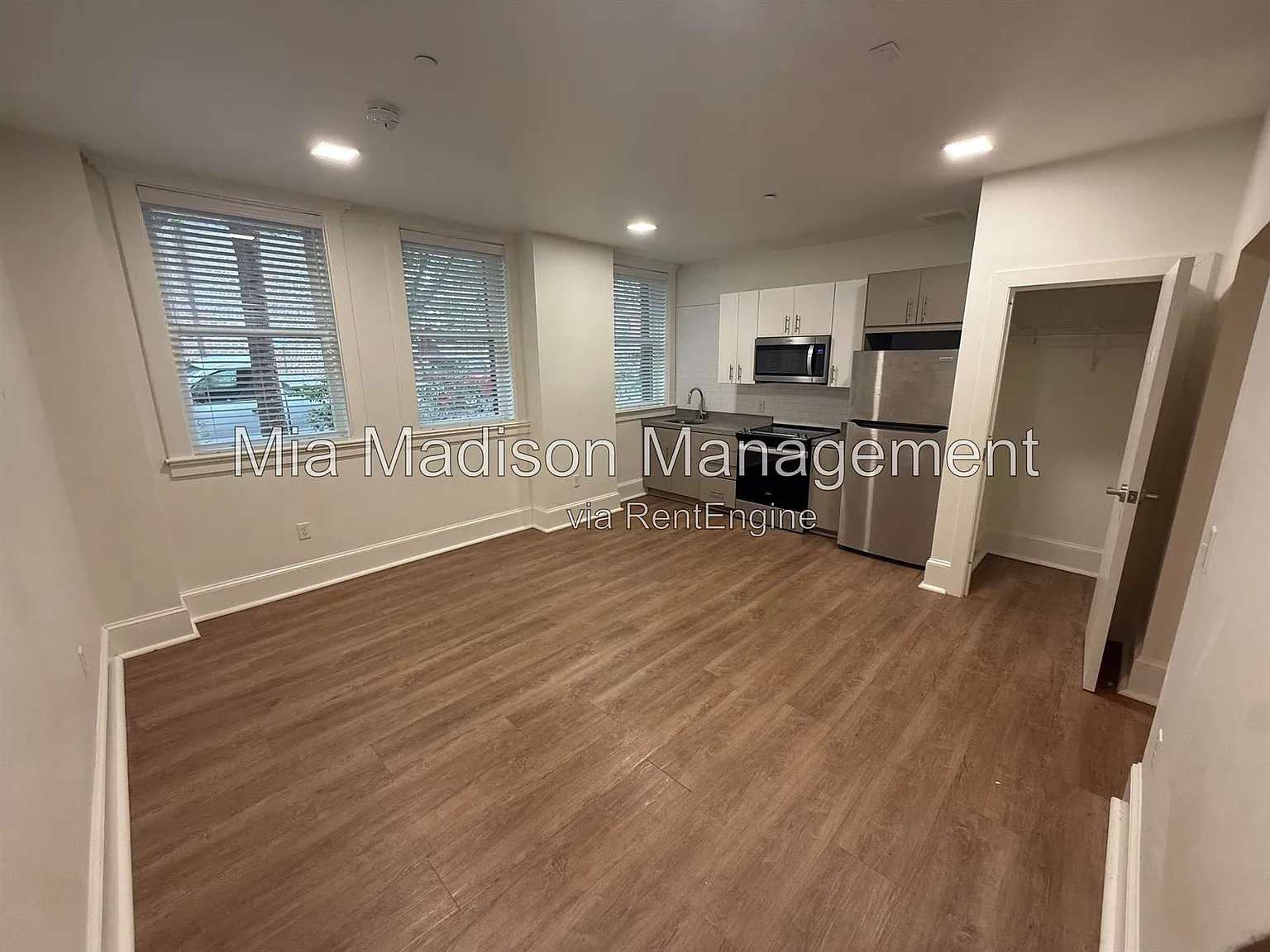 Studio, $995 — Photo 4