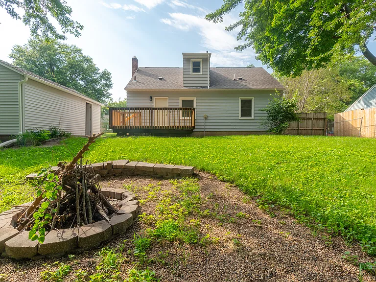 105 Sunset St — Photo 24