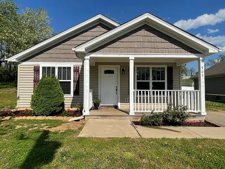 905 Old Vinton Mill Rd NE — Photo 1