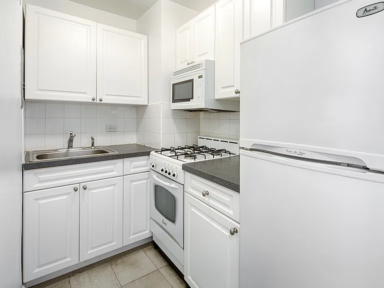 225 E 36th St #5H — Photo 4