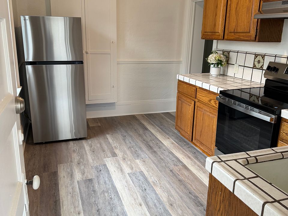 A new stainless steel refrig and oven in the kitchen which also includes a garabe disposal.