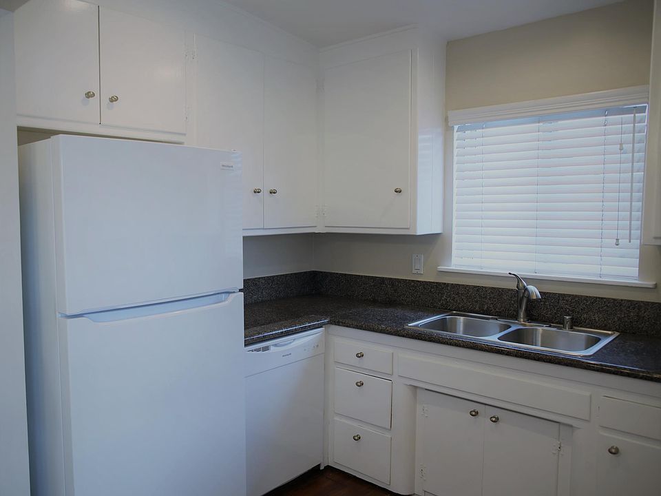 Kitchen (New Samsung Refrigerator and Dishwasher)