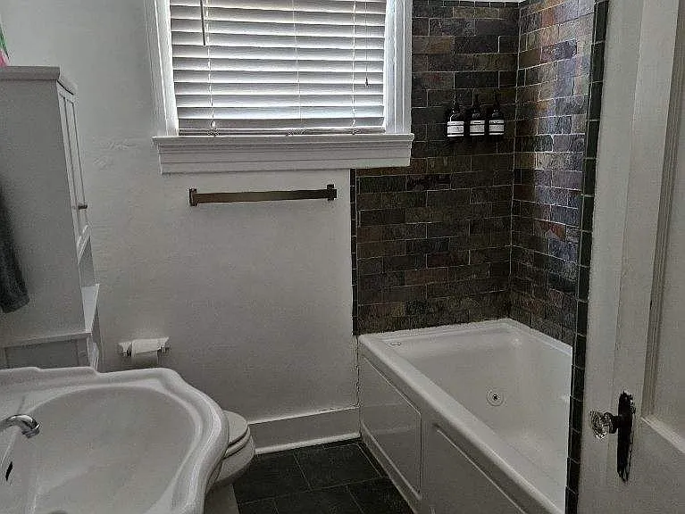 524 Jefferson St — Photo 12