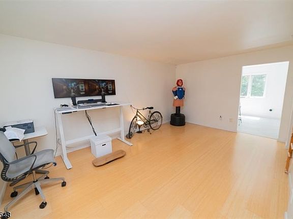 2nd image of 8 Creek Ct #1X