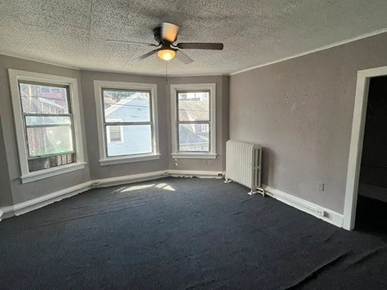 223 W Rowe St — Photo 8