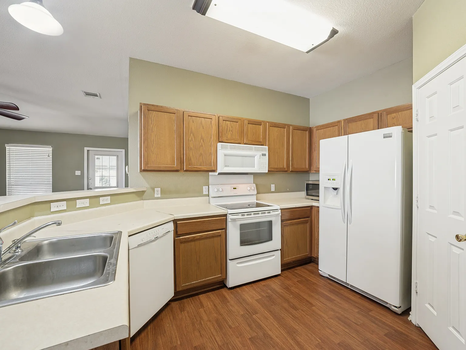 3 bed, 1844 sqft, $1,950 — Photo 3