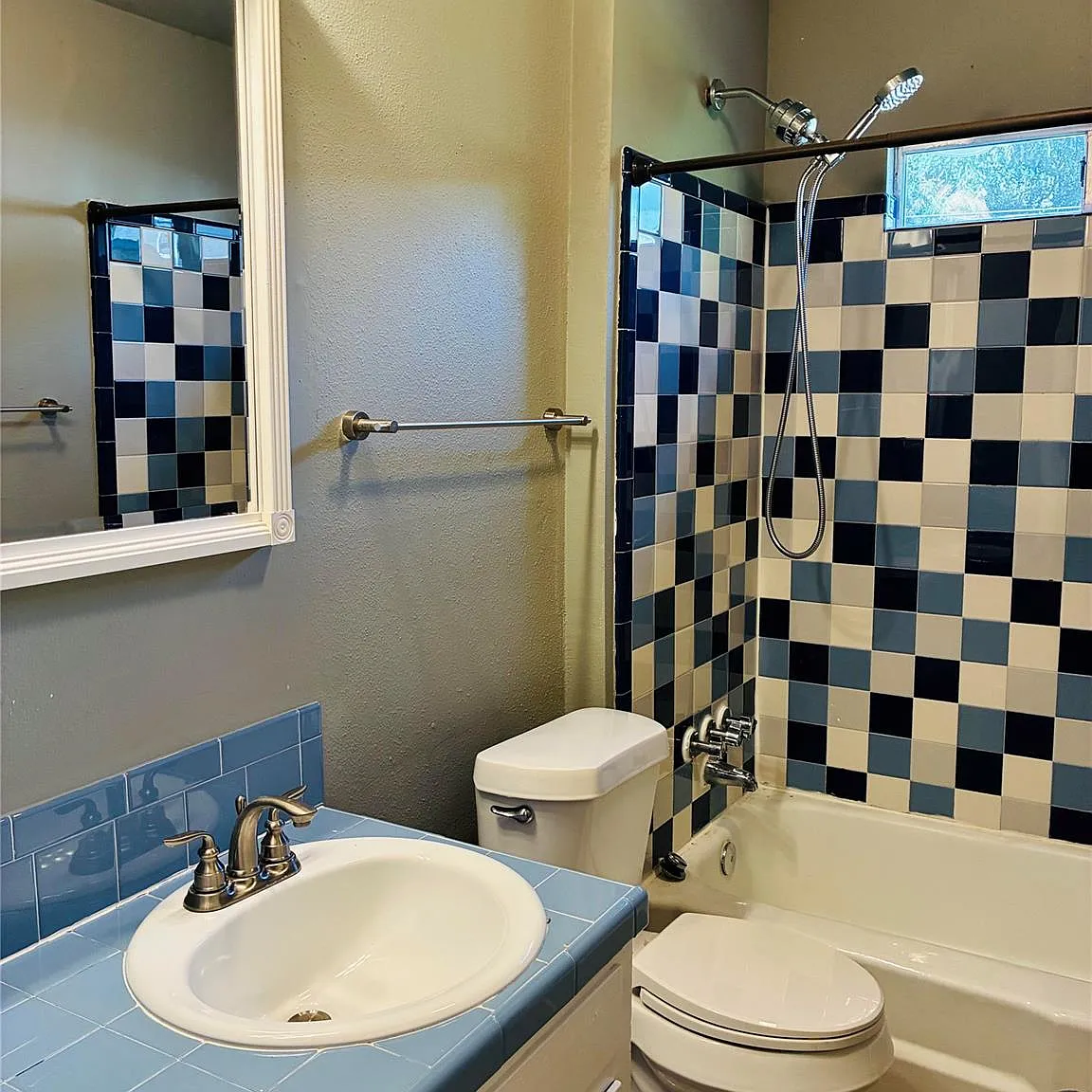 2 bed, 1.0 bath, 750 sqft, $1,900 — Photo 3