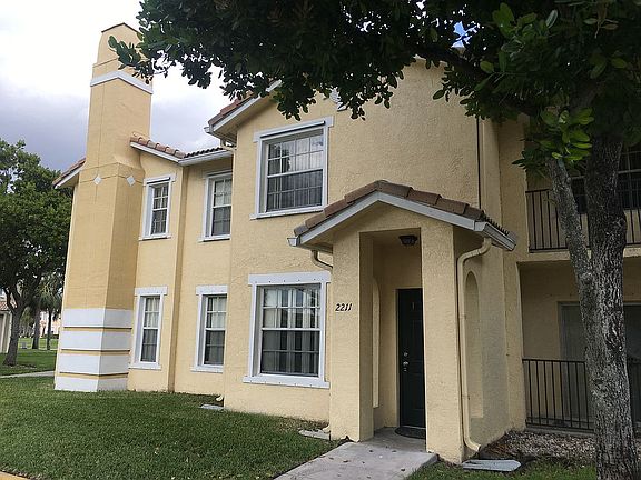 3rd image of 2211 Belmont Ln