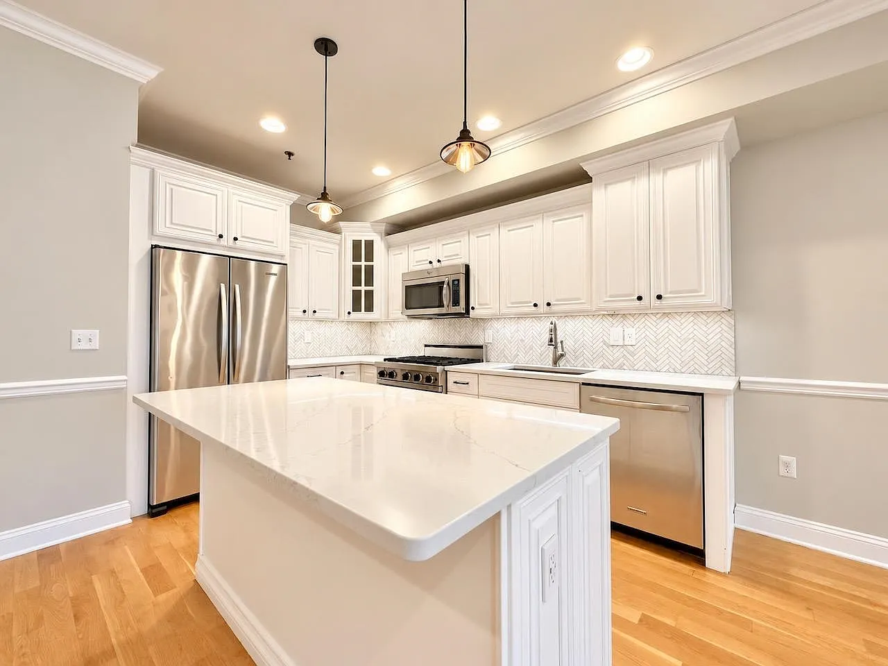 3 bed, 2.0 bath, 1400 sqft, $5,500 — Photo 2