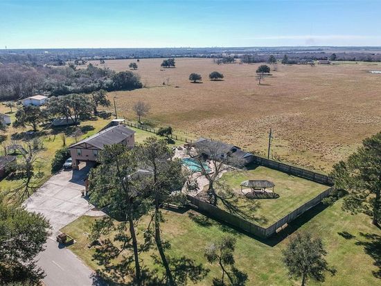 5022 Riverview Dr, Alvin, TX 77511