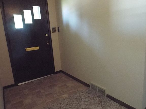 3rd image of 102 Circle Dr
