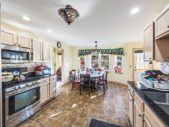 4th image of 2555 Westminster Ln