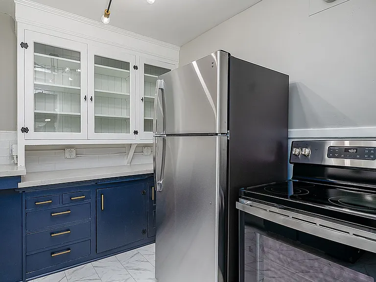 Elegant Renovation! HUGE 1 Bed 1 Bath Available Now! — Photo 15