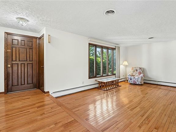 4th image of 8 Conifer Dr