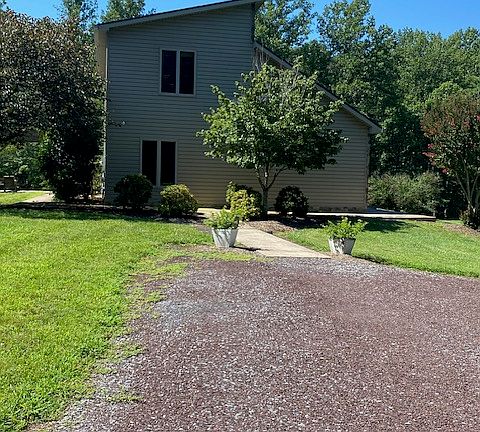 Walk way from parking to side of the guest house