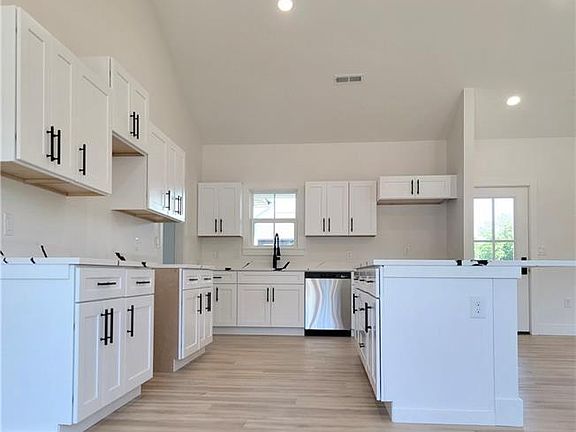 3rd image of 600 Catalpa St